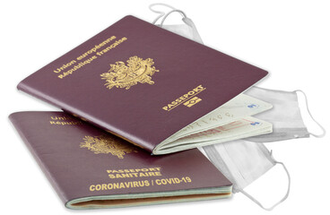 passeports, carnet de vaccinations et masques chirurgicaux, concept voyages en période de pandémie 