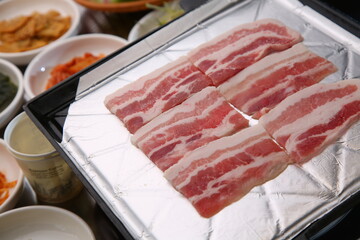 Frozen pork belly on the grill
불판위에 올라가 있는 냉동삼겹살