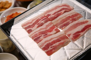Frozen pork belly on the grill
불판위에 올라가 있는 냉동삼겹살