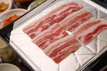 Frozen pork belly on the grill
불판위에 올라가 있는 냉동삼겹살