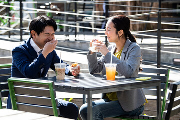 休憩を楽しむ若い会社員の男女