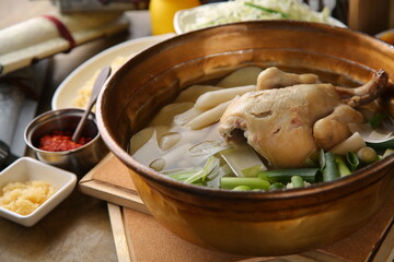 한국식 동대문 닭한마리 A Korean-style Dongdaemun chicken