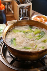 한국식 동대문 닭한마리 A Korean-style Dongdaemun chicken