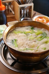 한국식 동대문 닭한마리 A Korean-style Dongdaemun chicken