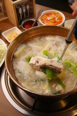 한국식 동대문 닭한마리 A Korean-style Dongdaemun chicken