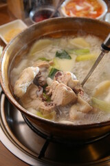 한국식 동대문 닭한마리 A Korean-style Dongdaemun chicken