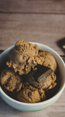 Provocativo helado de chocolate con trozos de chocolate negro
