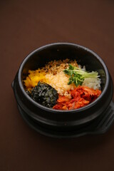 심플한 갈색배경에 있는 날치알볶음밥