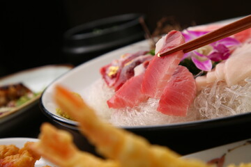 a plate of fresh tuna sashimi 신선한 참치 회 한 접시