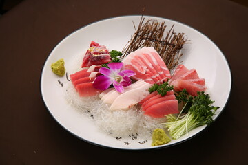 a plate of fresh tuna sashimi 신선한 참치 회 한 접시