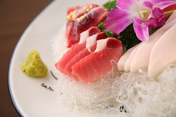 a plate of fresh tuna sashimi 신선한 참치 회 한 접시
