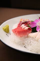 a plate of fresh tuna sashimi 신선한 참치 회 한 접시