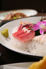 a plate of fresh tuna sashimi 신선한 참치 회 한 접시