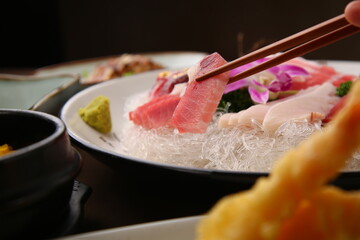 a plate of fresh tuna sashimi 신선한 참치 회 한 접시