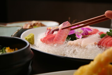 a plate of fresh tuna sashimi 신선한 참치 회 한 접시