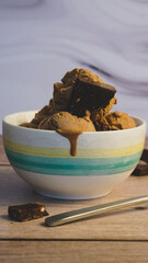 Provocativo helado de chocolate con trozos de chocolate negro