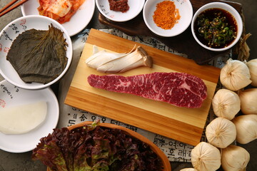 밑반찬과 생소고기가 있는 차림 Served with side dishes and raw beef