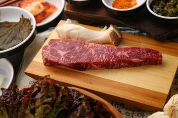 밑반찬과 생소고기가 있는 차림 Served with side dishes and raw beef