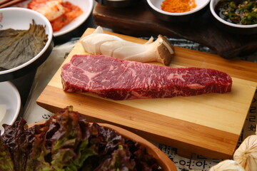 밑반찬과 생소고기가 있는 차림 Served with side dishes and raw beef