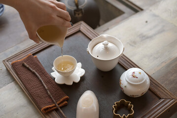 Fototapeta na wymiar Chinese tea ceremony at traditional tea house in Jiufen, Taiwan　台湾・九份の茶藝館 お茶を注ぐ女性の手