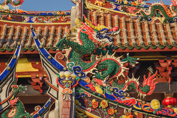 Obraz premium Close-up view of the architecture, traditional Chinese temple building with dragon statues in Tonghuai Temple of Guan Yu and Yue Fei on Tumen Street in Old Quanzhou city, Fujian, China