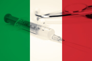 Flagge von Italien, eine Spritze und Impfung gegen Corona Virus