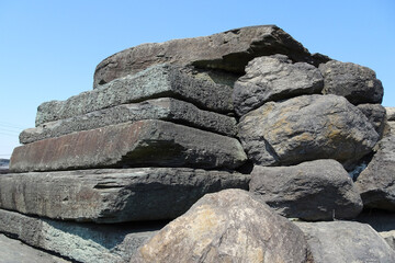 大きな平たい石を積んだ石室の外側【関東の石舞台】／八幡山古墳（埼玉県行田市）
