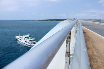 Fototapeta premium 橋の下を通る船 