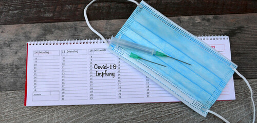 Kalender mit dem Vermerk Covid-19 Impfung
