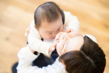 赤ちゃんを抱っこするお母さん