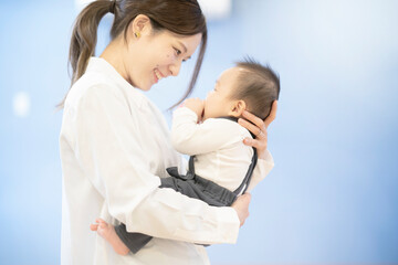 赤ちゃんを抱っこするお母さん