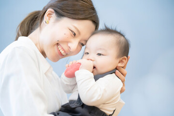 赤ちゃんを抱っこするお母さん