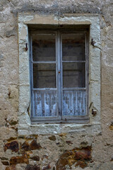 Fototapeta na wymiar fenêtre d'une vieille bicoque