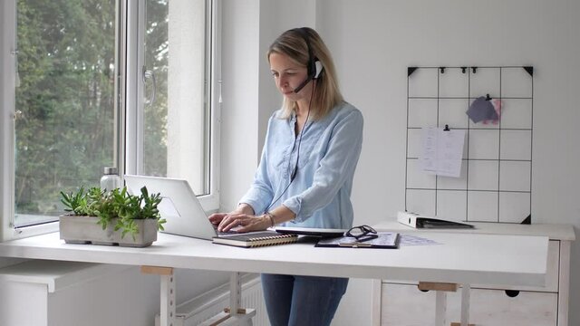 Fit Businesswoman working at ergonomic standing desk