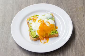 whole wheat bread with egg and avocado