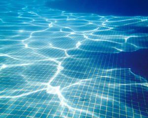 Piscine sous l'eau bleu