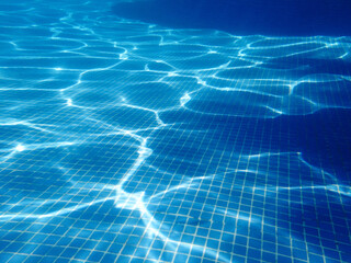 Piscine sous l'eau bleu