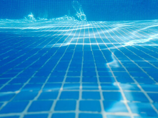 Piscine sous l'eau bleu