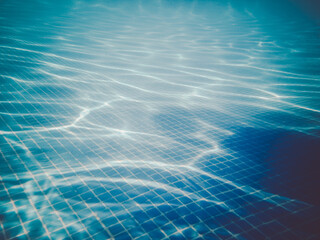 Piscine sous l'eau bleu