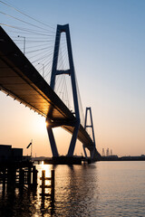 Fototapeta premium 夕暮れの橋