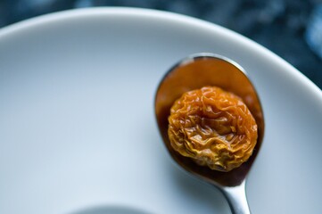 getrocknete Physalis auf kleinem Kaffeelöffel, close up