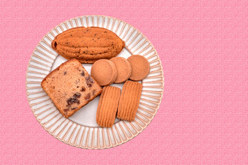 クッキーやケーキ、いろいろな焼き菓子ののった皿