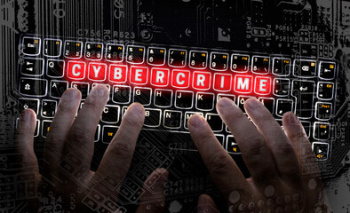 Cybercrime Visualisierung wird auf Tastatur getippt - 417792958
