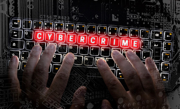 Cybercrime Visualisierung wird auf Tastatur getippt