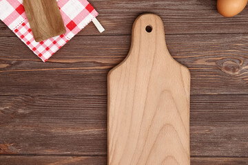 Fototapeta na wymiar Blank wood cutting board on the kitchen table. mockup, copy space