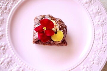 チョコレート色のパンジーとチョコレートケーキとハートのレモン