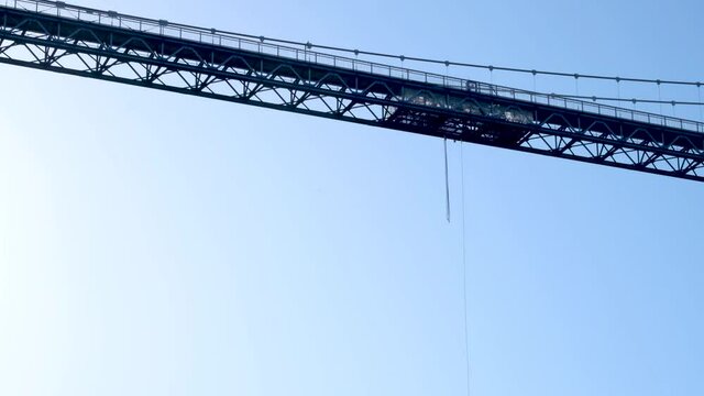 橋の上からバンジージャンプ