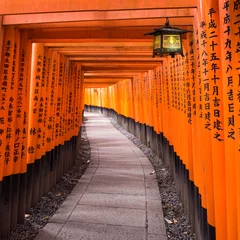 Selbstklebende Fototapeten Red torii gates at the Fushimi Inari Taisha shrine in Kyoto, Japan © eyetronic