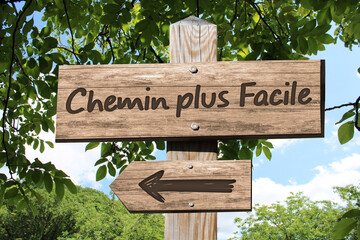 Chemin plus facile, panneau en bois dans la nature