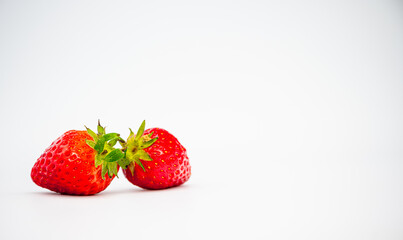 미니포토박스에 PVC 밝은색 배경지를 이용해 딸기를 촬영한 사진입니다.